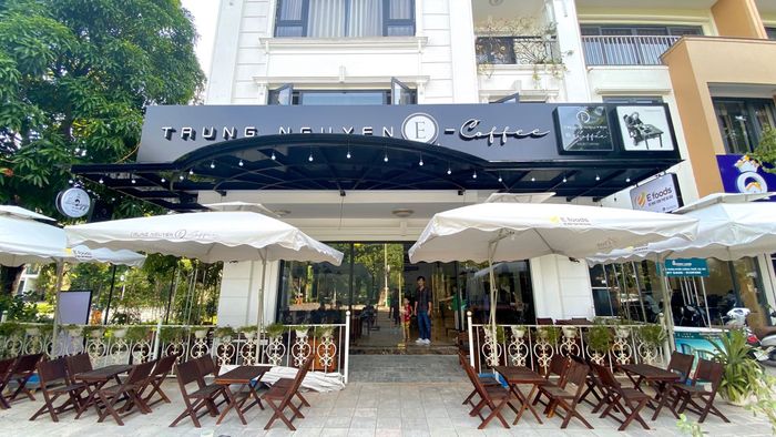E-Coffee ảnh 2 - Khoảnh khắc lưu giữ vẻ đẹp tinh tế của không gian cà phê đậm chất hiện đại nhưng vẫn giữ nguyên bản sắc Việt.