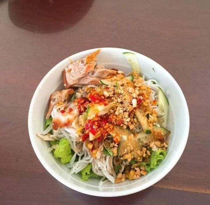 Hình ảnh bánh tráng cuốn thịt heo đặc trưng tại Sương Lê