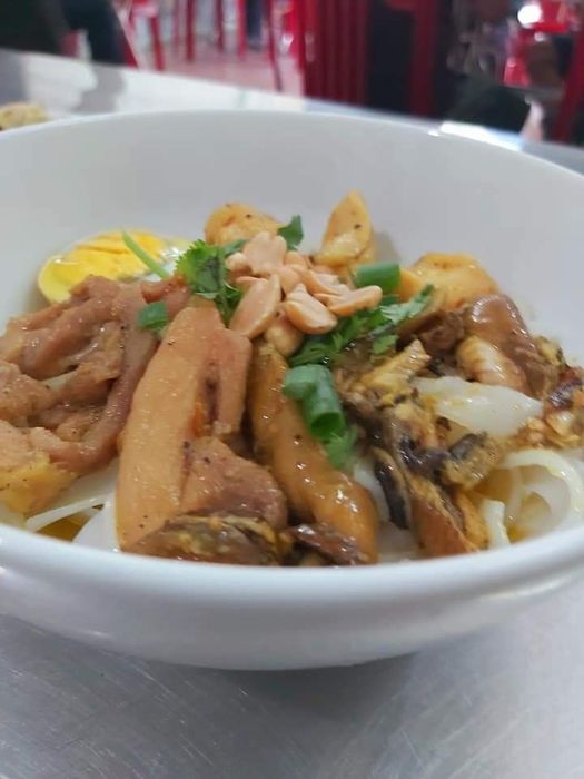 Mì Quảng Giao Thủy ảnh 1 - Tác phẩm nghệ thuật ẩm thực qua ống kính: tô mì vàng rực, topping hấp dẫn bên cạnh đóa rau sống xanh mướt.