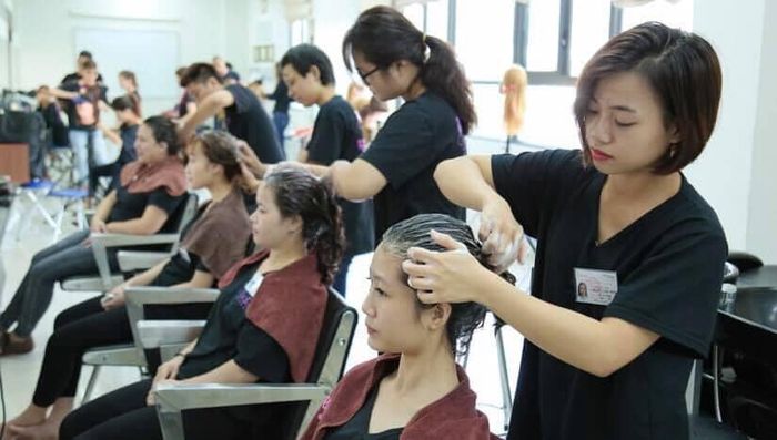 Hình ảnh lớp học thực hành tại Hair Star International Academy