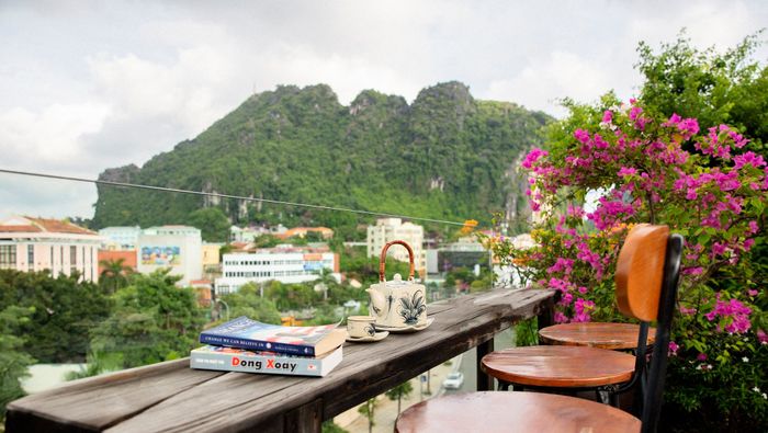 Tầm nhìn ngoạn mục, ôm trọn Núi Bài Thơ từ Draha Hotel Hạ Long