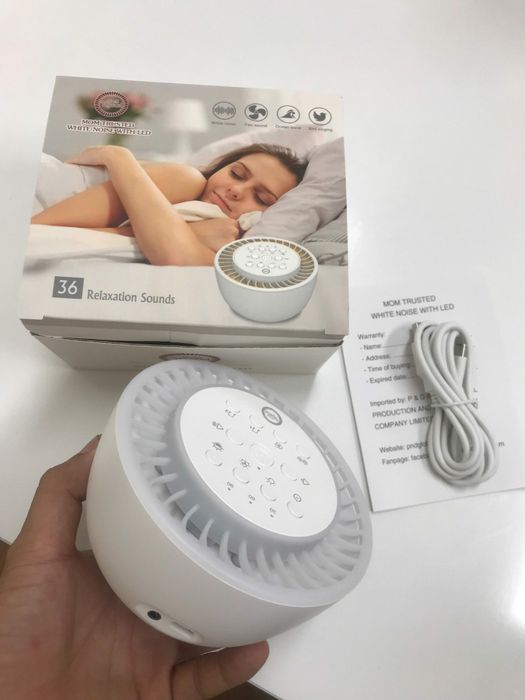 Góc nhìn cận cảnh máy tạo tiếng ồn trắng Mom Trusted - chi tiết tinh xảo