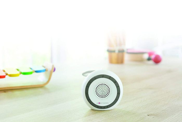 Hình ảnh thực tế máy tạo tiếng ồn trắng Project Nursery Portable Sound Soother - góc nhìn cận cảnh
