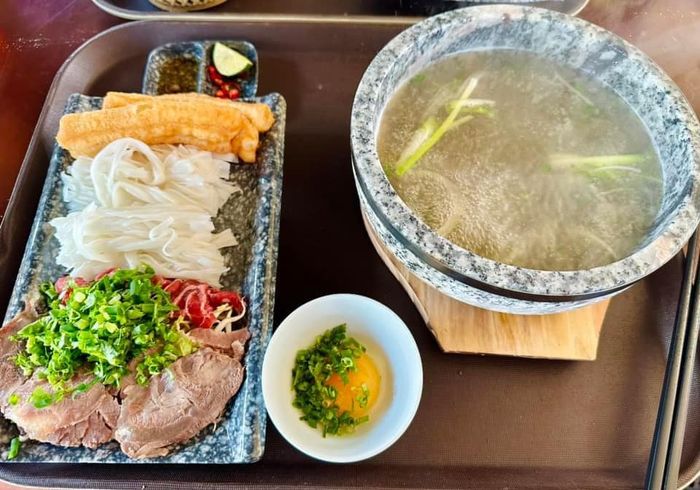 Tô phở bát đá thơm ngon, sôi ùng ục đang chờ bạn tại AJIN Bãi Cháy