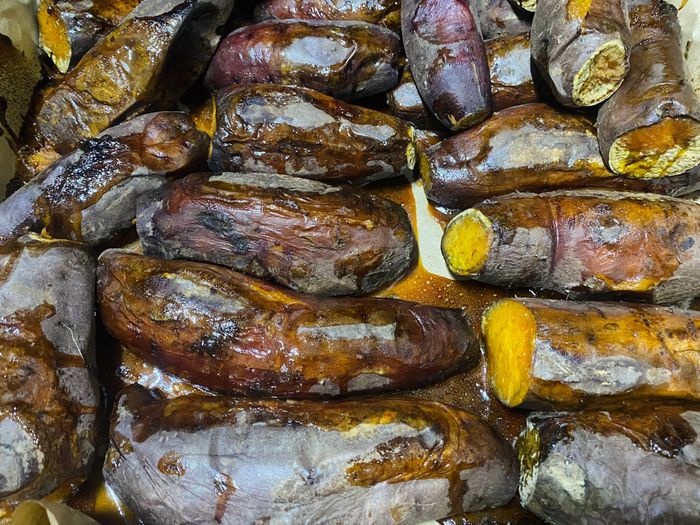 Khoai lang nướng vàng ruộm, bóc vỏ mời gọi