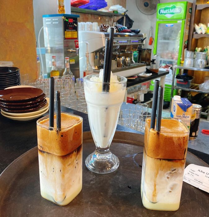 Thức uống tại Old Town Coffee được chế biến từ nguyên liệu tươi ngon, mang đến hương vị đậm đà và thanh mát, đáp ứng mọi sở thích của thực khách.