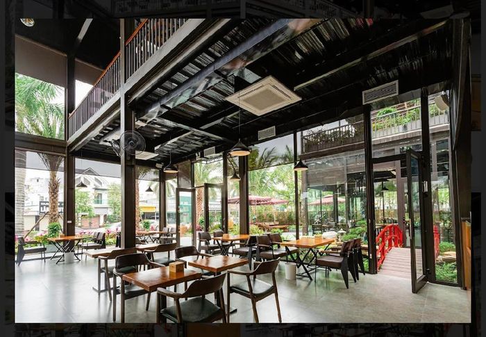 Không gian sang trọng và tĩnh lặng, ngập tràn cây xanh tại Ta Garden Coffee & Restaurant, là điểm đến lý tưởng để thư giãn.