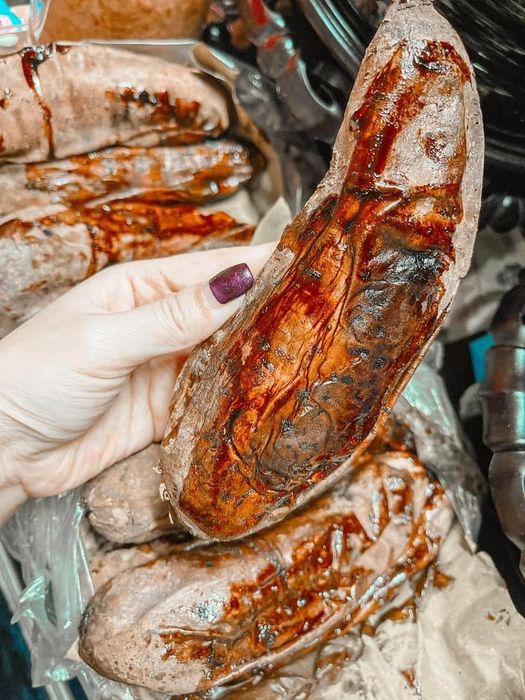 Khoai lang mật nướng vàng ruộm tại chợ Hàng Bè