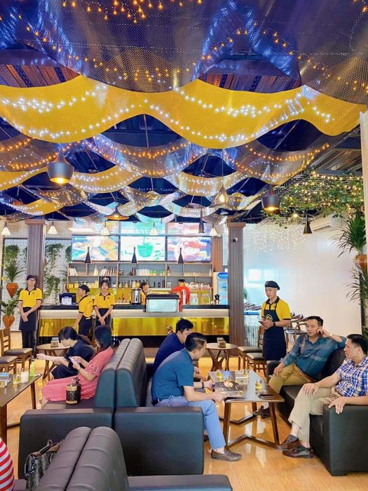 Không gian sang trọng, hiện đại bên trong Nhà Hàng Bigfamer sẽ làm bạn cảm thấy như đang ở một không gian đẳng cấp, thích hợp cho những buổi tụ họp hay sự kiện đặc biệt.