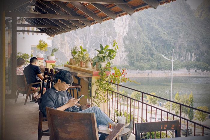 Toàn cảnh bờ sông đẹp từ Quanh Nhà