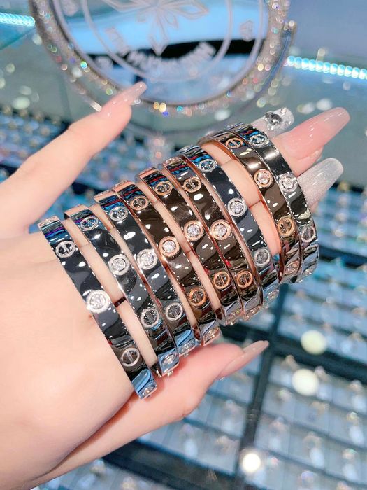 Bộ sưu tập trang sức thanh lịch dành cho phụ nữ hiện đại