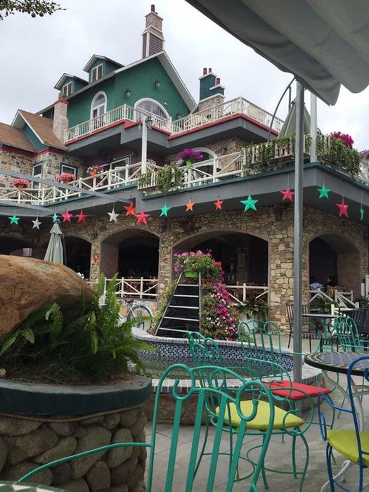 Khám phá không gian rộng lớn và sang trọng của Old Town Coffee, nơi bạn có thể thưởng thức những thức uống tuyệt vời trong một không gian thoáng đãng và sang trọng.