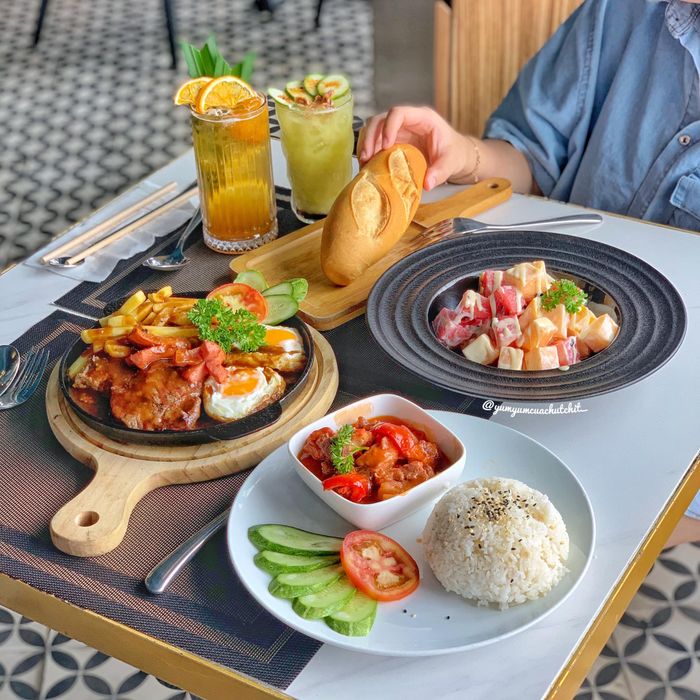 Các món điểm tâm hấp dẫn tại 1988 Coffee & Bar