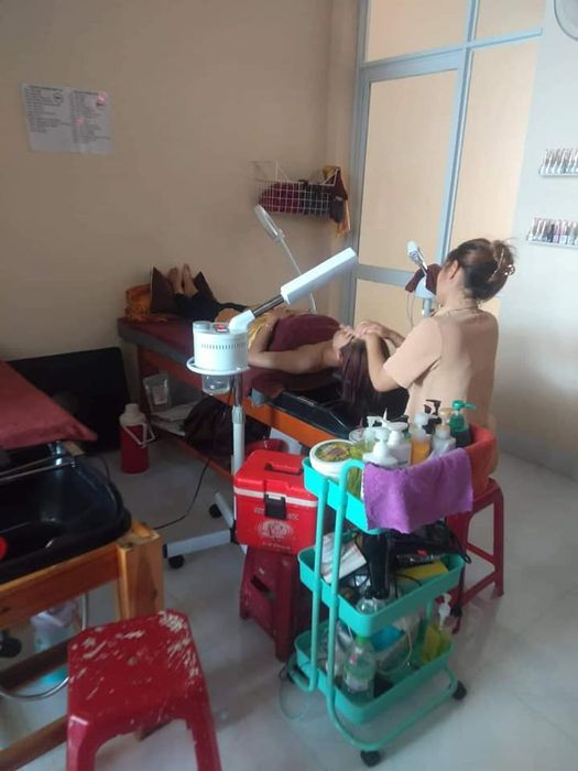 Quy trình gội đầu thảo dược chuẩn mực tại Cẩm Tú Beauty