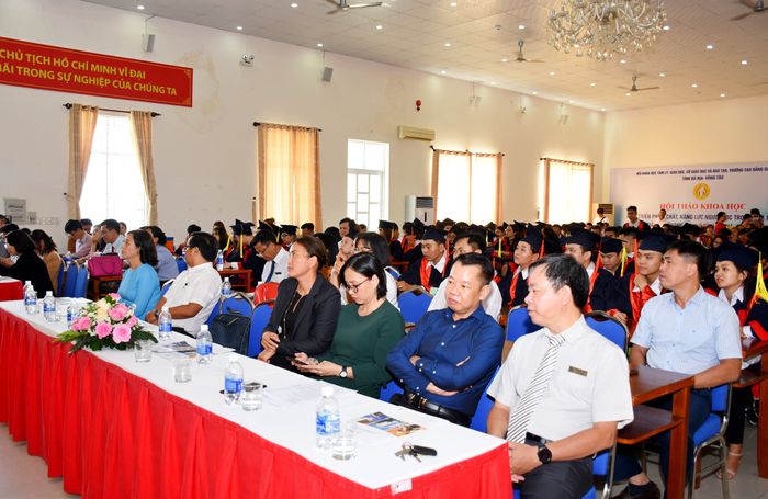 Hình ảnh sinh viên Trường Cao đẳng Du lịch Vũng Tàu trong giờ thực hành nghiệp vụ du lịch