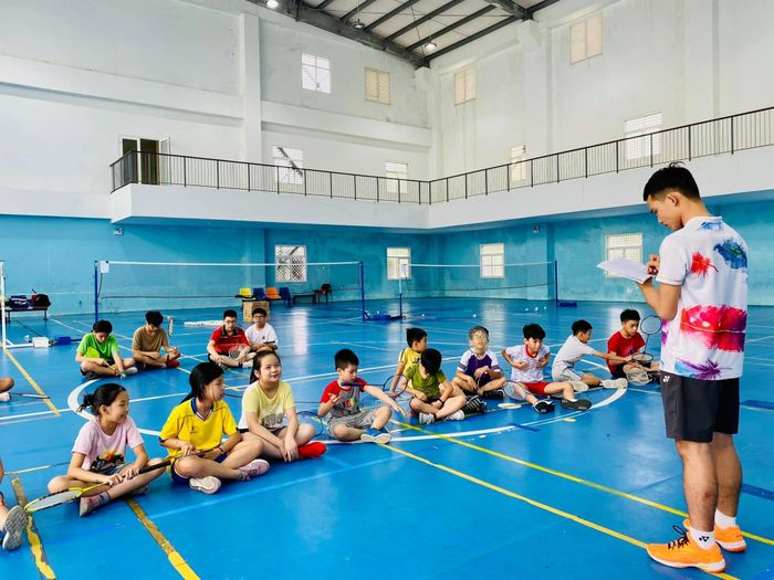 Hình ảnh lớp học cầu lông sôi động dành cho thiếu nhi