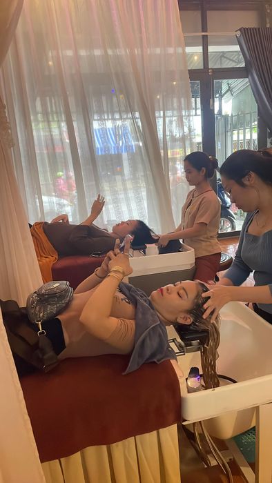 Quy trình gội đầu thảo dược cao cấp tại Linh Spa