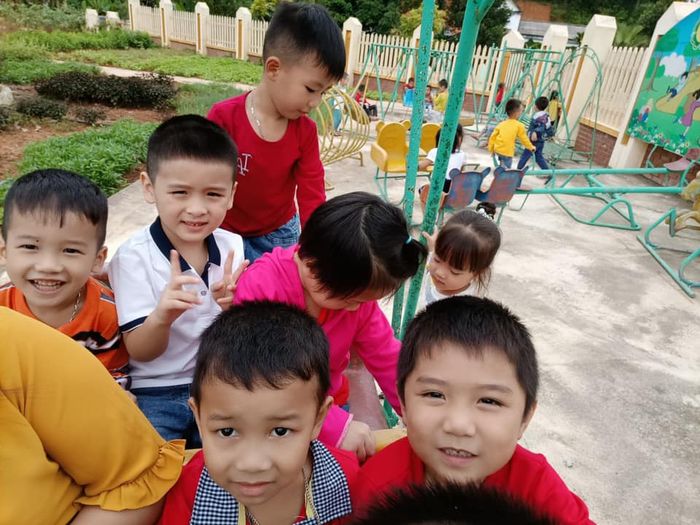 Hoạt động vui chơi ngoài trời đầy màu sắc tại Trường Mầm non Y Sơn