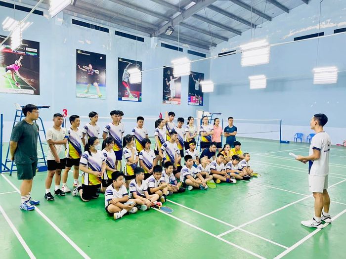 Hình ảnh học viên thực hành kỹ thuật tại Việt Badminton