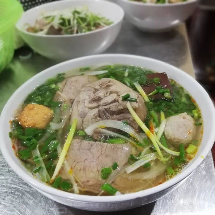 Hình ảnh tô bún bò Huế truyền thống tại Ngự Bình