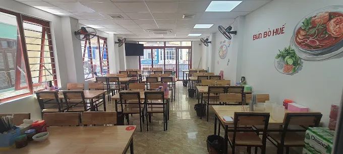 Hình ảnh tô bún bò Huế đầy đặn tại quán số 34