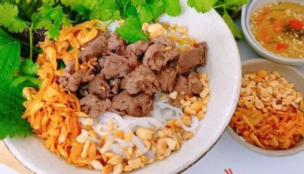 Hình ảnh tô bún bò Huế thơm ngon tại Tiên Tiên