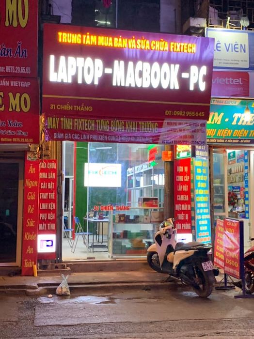 Hình ảnh đội ngũ kỹ thuật viên FixTech làm việc