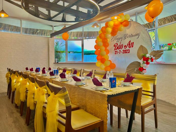 Không gian tiệc sinh nhật tại Ẩm thực Sân vườn Mái Lá