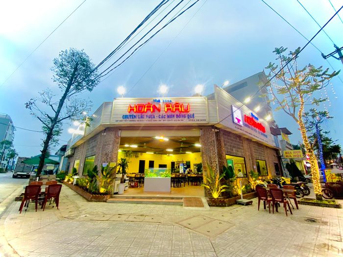 Không gian sang trọng tại Nhà Hàng Hoàn Râu