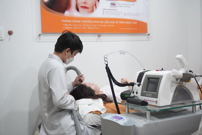 Hình ảnh minh họa quá trình trị mụn tại Phòng khám Bác sĩ Ánh
