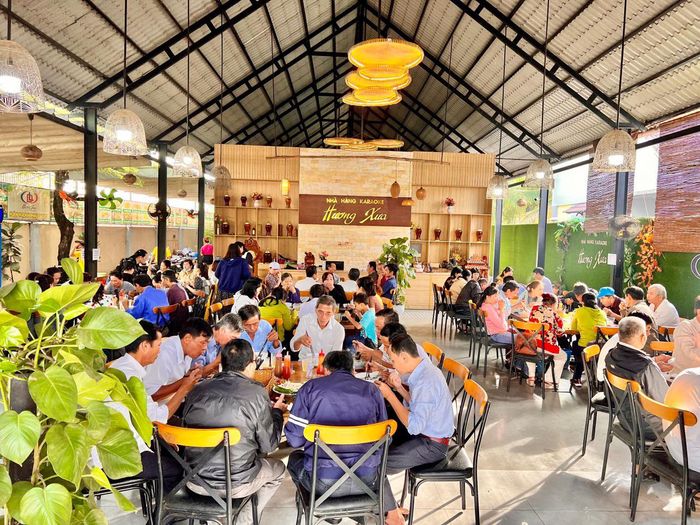 Khách hàng tận hưởng bữa ăn trong không gian ấm cúng, sang trọng, tạo cảm giác thư giãn tuyệt vời tại Nhà hàng Hương Xưa Giồng Trôm.