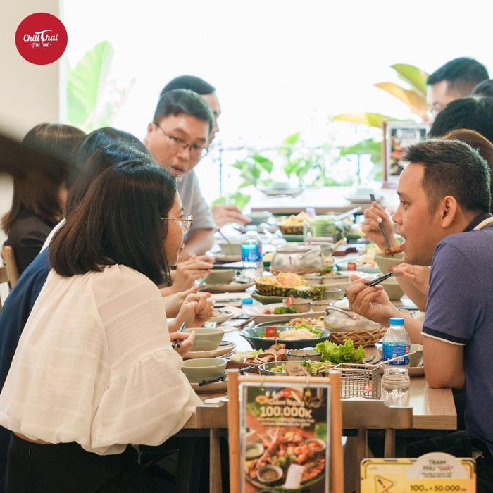 Khách thưởng thức bữa ăn tại Chill Thái - ảnh 1