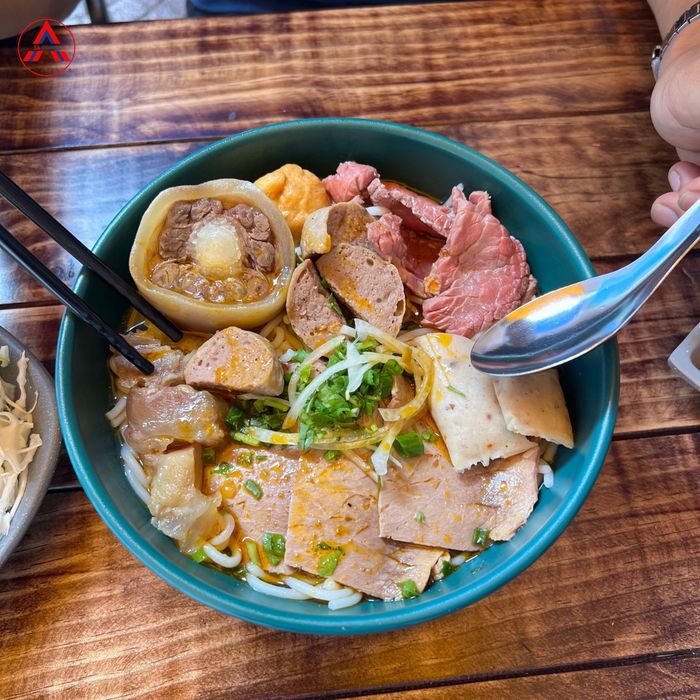 Hình ảnh tô bún bò Huế đặc trưng tại Bún Bò 3A