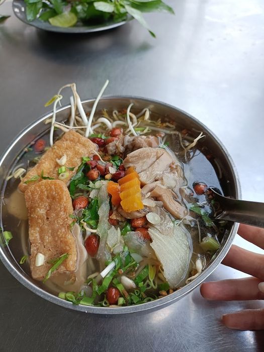Hủ Tiếu Chay - Lộ Bình Tiên, tô hủ tiếu thơm ngon với hương vị nhẹ nhàng, thanh đạm, đậm đà. Mỗi tô hủ tiếu được chế biến từ nguyên liệu tươi ngon, đem lại cảm giác thoải mái, dễ chịu cho thực khách.