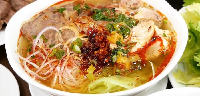 Không gian ấm cúng và món ngon đặc sắc tại quán Phượng