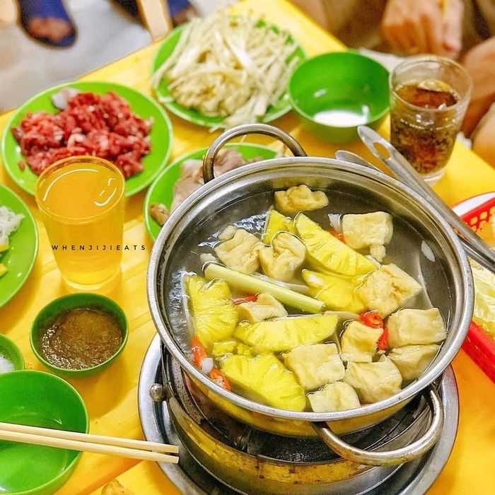 Nồi lẩu bò nhúng dấm thơm ngon bốc khói tại Bò Nhúng Dấm 999