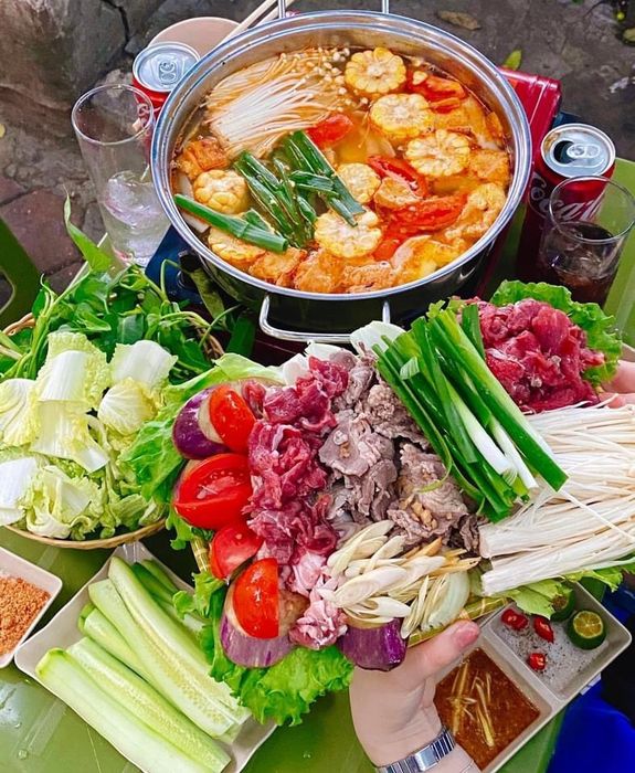 Nồi lẩu bò nhúng dấm thơm ngon bốc khói tại Sành Ăn Quán