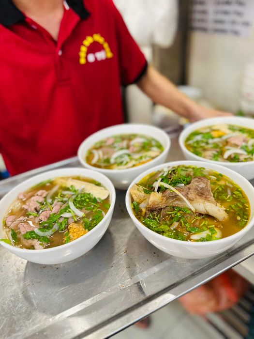 Hình ảnh tô bún bò Huế thượng hạng tại O Tú