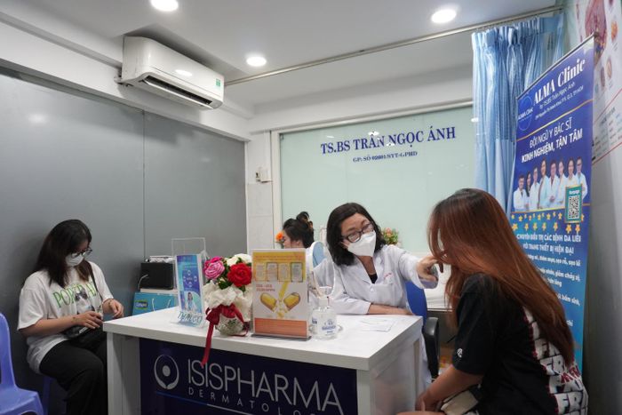 Hình ảnh trị mụn tại Phòng khám Da liễu Bác sĩ Ánh