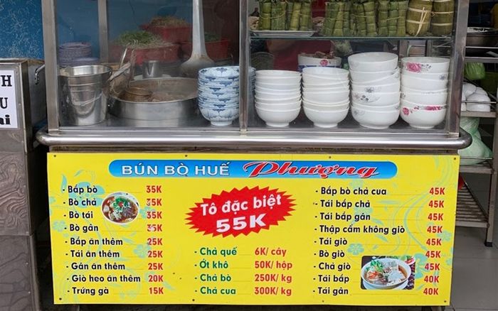 Hình ảnh tô bún bò Huế thơm ngon tại Phượng