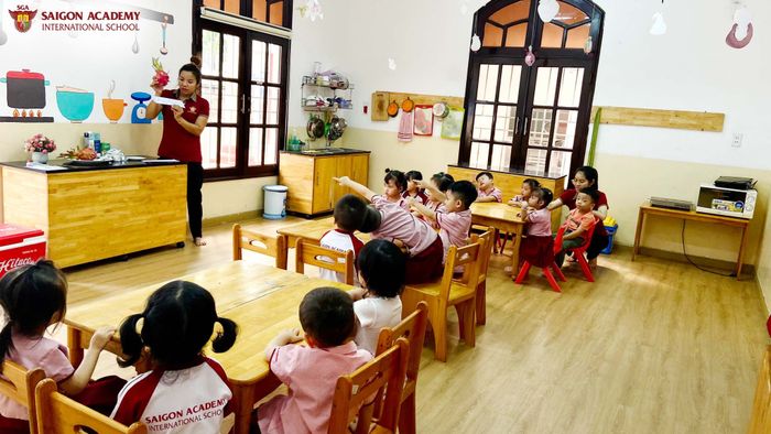 Trường Mầm non Quốc tế Saigon Academy ảnh 2 - Không gian học tập lý tưởng, kết hợp hài hòa giữa thiên nhiên và cơ sở vật chất hiện đại, là nơi ươm mầm cho những thế hệ tương lai với nền tảng vững chắc.