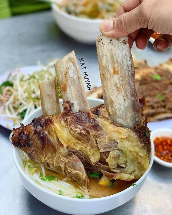 Không gian ấm cúng và món ngon đặc sắc tại Phú Hưng