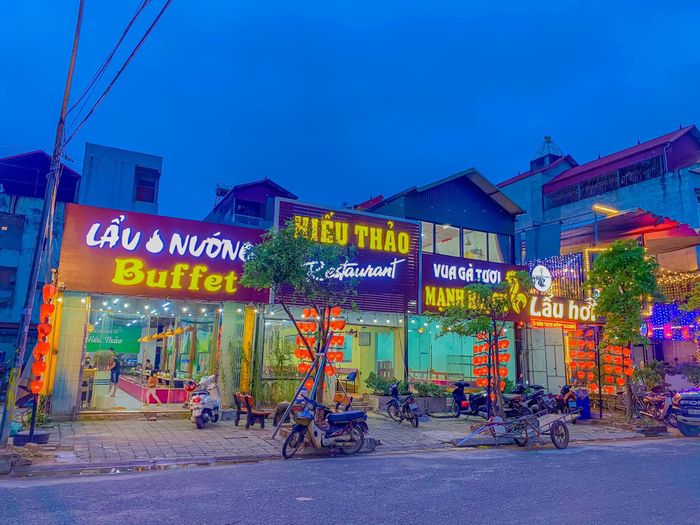 Không gian ấm cúng tại Nhà Hàng Hiếu Thảo