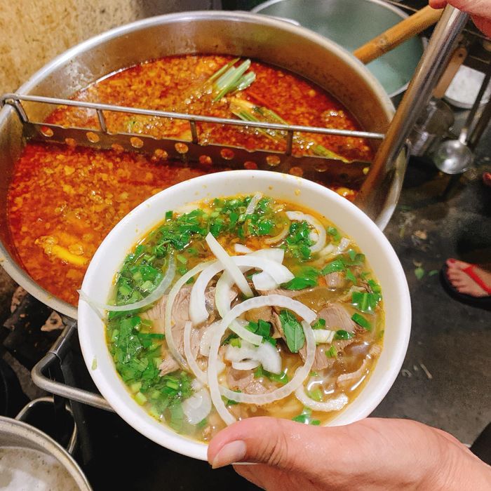 Hình ảnh tô bún bò Huế đặc trưng tại quán 176