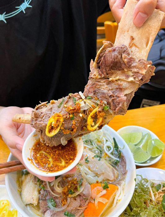 Hình ảnh tô bún bò 'khủng' đầy ắp thịt tại Phú Hưng