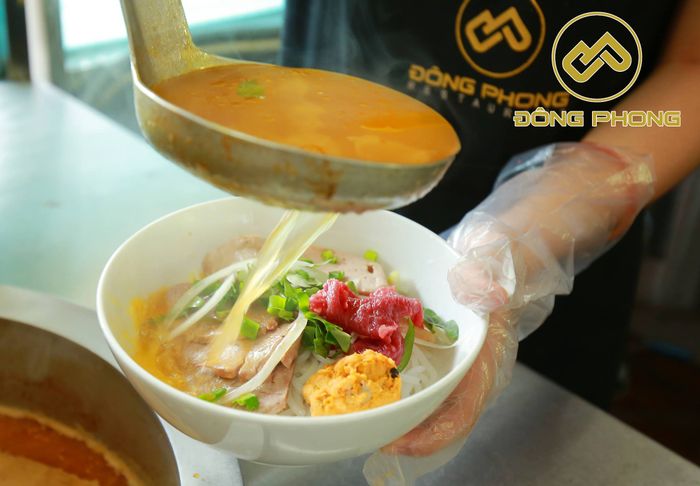 Không gian ấm cúng và tô bún bò đặc biệt tại Đông Phong