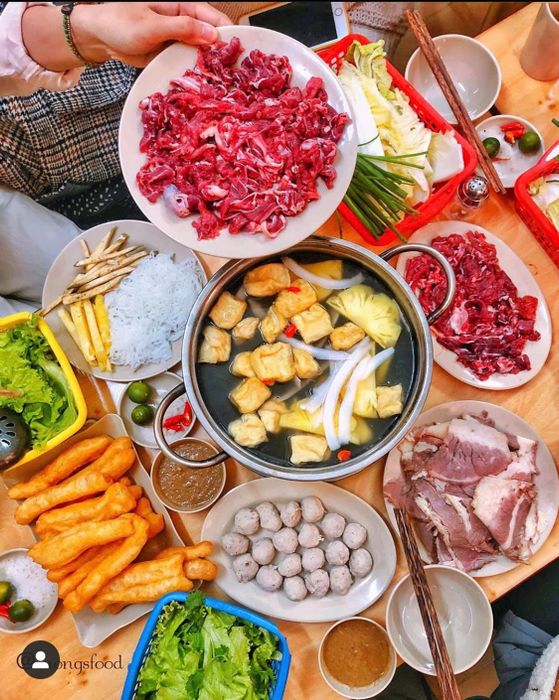 Nồi lẩu bò nhúng dấm hấp dẫn tại Bò Nhúng Dấm 999