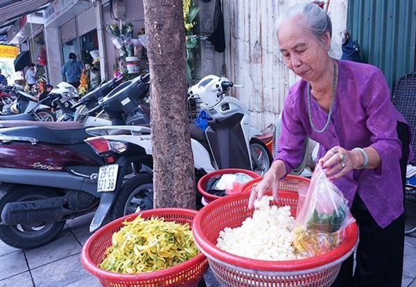 Hình ảnh minh họa: Bà cụ bán rau nơi góc chợ (Nguồn: Internet)