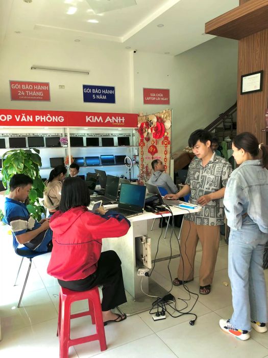 Hình ảnh thực tế Laptop Kim Anh - Không gian phục vụ khách hàng chuyên nghiệp và thân thiện