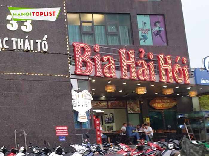 Nhà hàng Bia Hải Hói nổi tiếng với món gà nướng lu, sử dụng loại gà tươi Mạnh Hoạch, được tẩm ướp gia vị đặc biệt, mang đến hương vị thơm ngon không thể cưỡng lại. Một lần thưởng thức, bạn sẽ không quên được món ăn này.